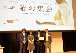 大学院獣医学専攻博士課程1年次大島嵩史さんがJSFMねこ医学会第10回猫の集会のポスターセッションにおいて学術アワードを受賞しました