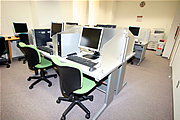 増設した学習用PC(手前)
