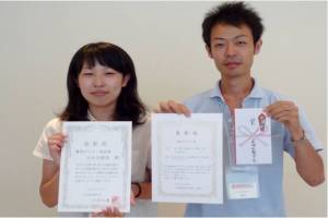 受賞した石井さん(左)と關さん(右)