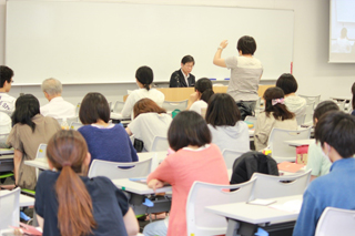 （写真③学生とのフリートーク・質疑応答）