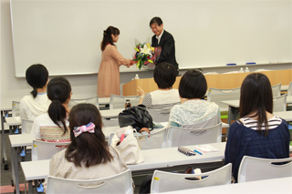 （写真④学生代表による父母会からの花束贈呈）