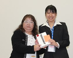 （左：日本動物看護職協会　横田淳子会長、右：蒔田成美さん）