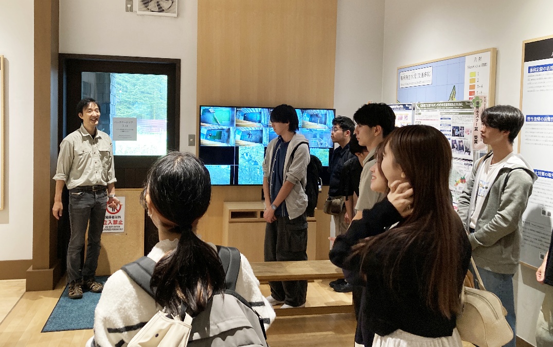 斎藤先生（猛禽類医学研究所代表、本学客員教授）による保全活動の紹介