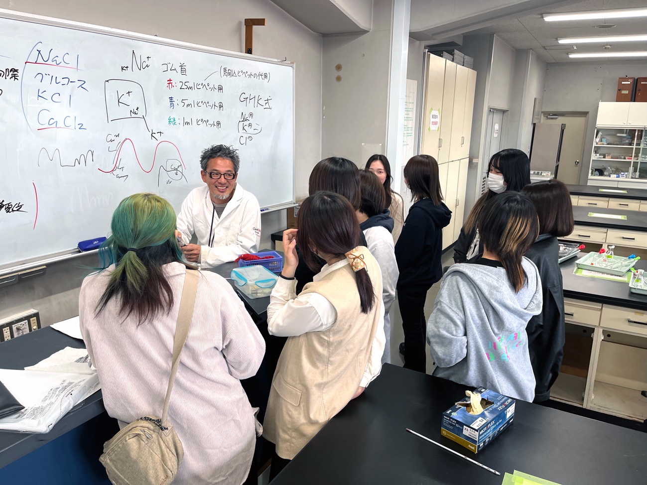 実習終了後に、その日の内容について先生を囲んでディスカッションしています。皆で意見を出し合いながら、理解を深めました。