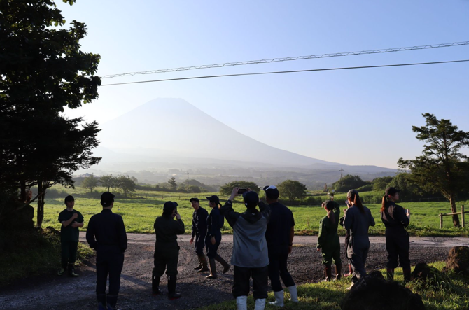 朝の牧場作業後に綺麗な富士山が見られました