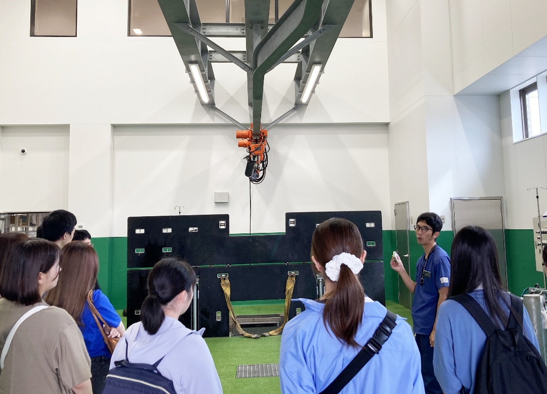 山崎先生（本学卒業生）による牛の診療施設の紹介