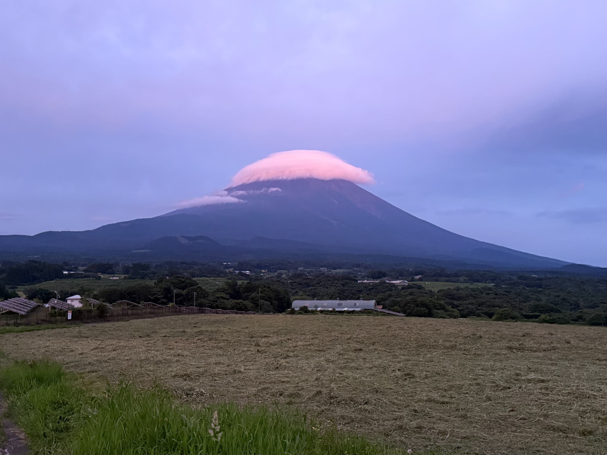 雲の笠をかぶった富士山