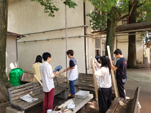 ノスリ小屋の建替えをする学生達